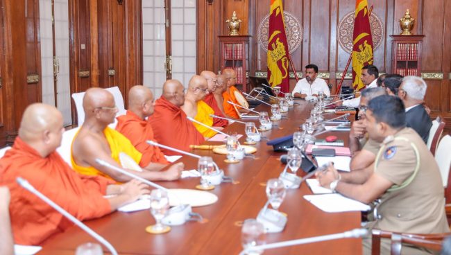 ජනපති සහ ත්‍රෛනිකායික මහා සංඝරත්නය අතර හමුවක්