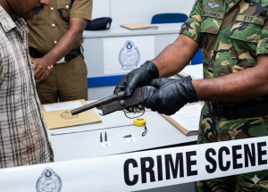 අපේ රටේ හදපු තුවක්කුවක් සමග පුද්ගලයකු මාට්ටු