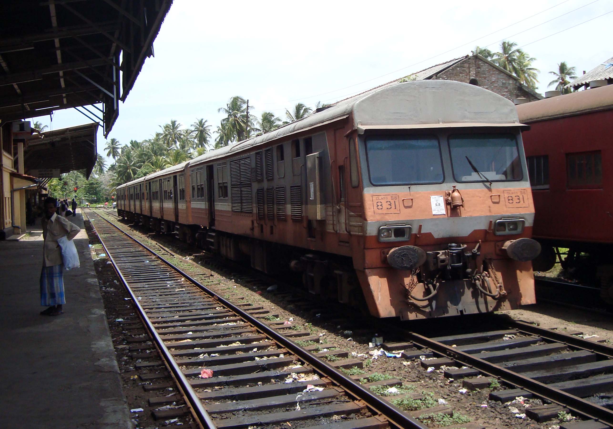 වර්ෂාව සමග දුම්රිය ධාවනයට බාධා – කැලණි වැලි සහ පුත්තලම් මාර්ගයට ගස් කඩා වැටිලා