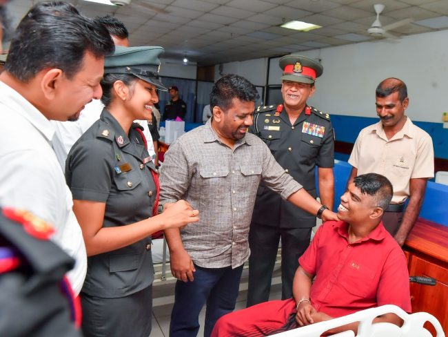 රණවිරු සෙවණට ගිය ජනපති, විරුවන්ගේ සුවදුක් විමසයි රණවිරු සෙවණට ගිය ජනපති, විරුවන්ගේ සුවදුක් විමසයි