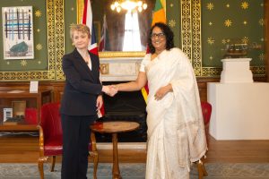 අග්‍රාමාත්‍යතුමිය සහ එක්සත් රාජධානියේ විදේශ ලේකම් ඉවෙට් කූපර් අතර හමුවක්