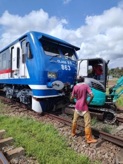 මීරීගම -අඹේපුස්ස අතර දුම්රිය බැකෝ යන්ත්‍රයක ගැටෙයි