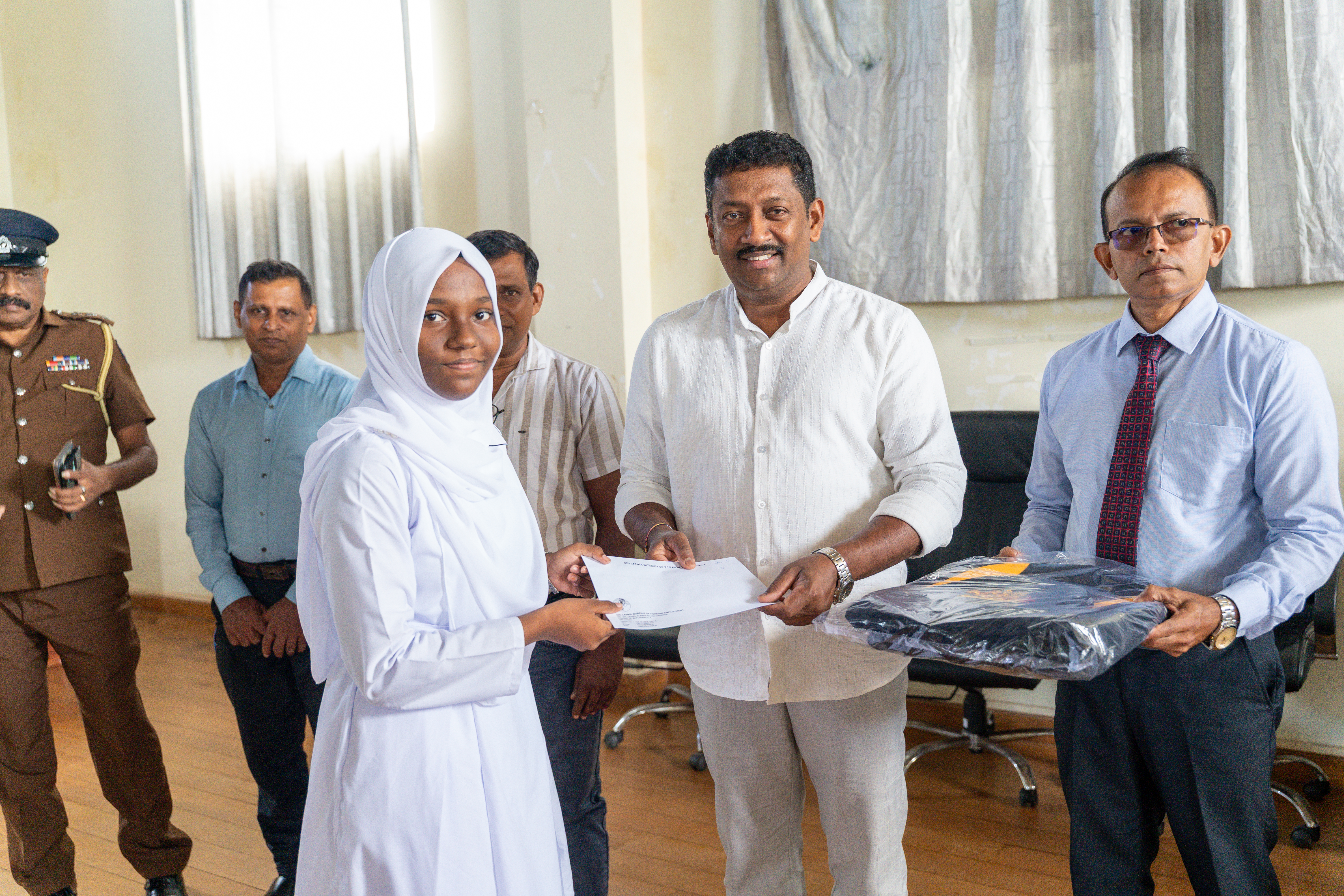 රිසි සේ ඉගෙනුමට දිරියක් දුන්නා විදෙස් දහඩියට අගයක් දුන්නා ශිෂ්යත්ව තෑග්ගක් තංගල්ලේදී දුන්නා රිසි සේ ඉගෙනුමට දිරියක් දුන්නා විදෙස් දහඩියට අගයක් දුන්නා ශිෂ්යත්ව තෑග්ගක් තංගල්ලේදී දුන්නා