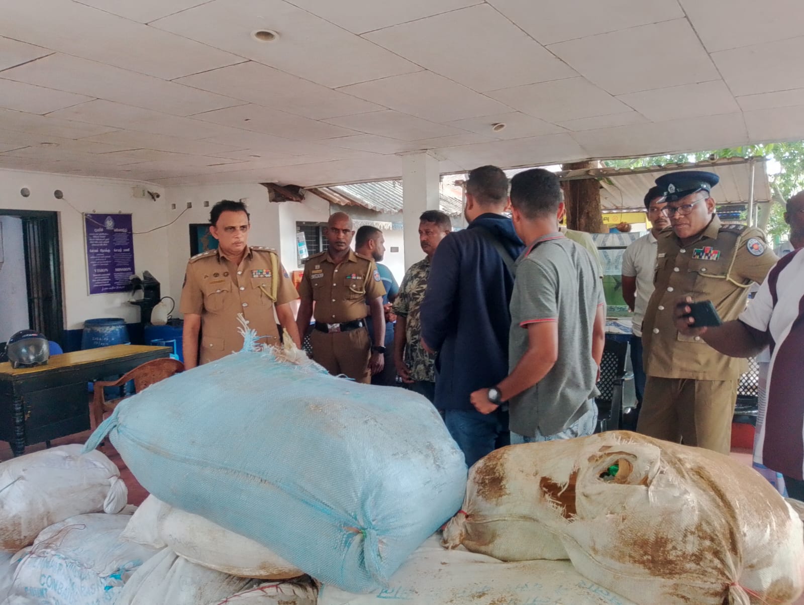කල්පිටියේ සඟවා තිබූ කහ, සබන් සහ ෂැම්පු තොගයක් පොලිස් භාරයට