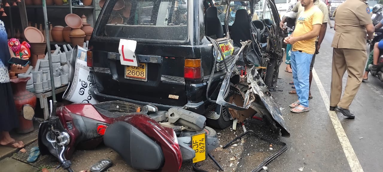 වාහන 07 ක් කුඩු කර ජීවිතයක් බිලි ගත් නොමඟ ගිය බස් රථ