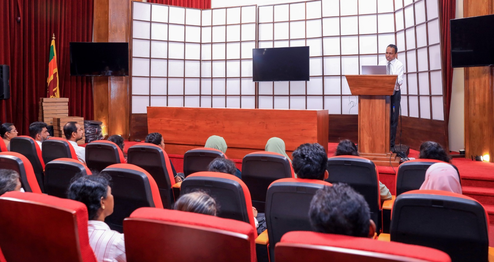 අධ්‍යාපනයට ලැබුණු අලුත් පියාපත් තෝරාගත් සිසුන් 14 දෙනෙකුට ජනාධිපති අරමුදලෙන් ලැප්ටොප්