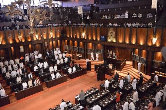 විසිදෙකේ කෙටුම්පතත් රැගෙන හර්ෂණ ඇමති අද පාර්ලිමේන්තුවට විසිදෙකේ කෙටුම්පතත් රැගෙන හර්ෂණ ඇමති අද පාර්ලිමේන්තුවට